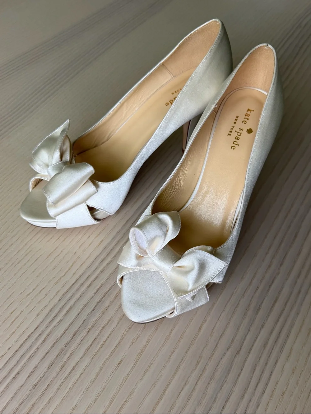 Kate Spade New York Ivory Satin Bow Peep Toe Pumps Heels Bridal Wedding Size 8B